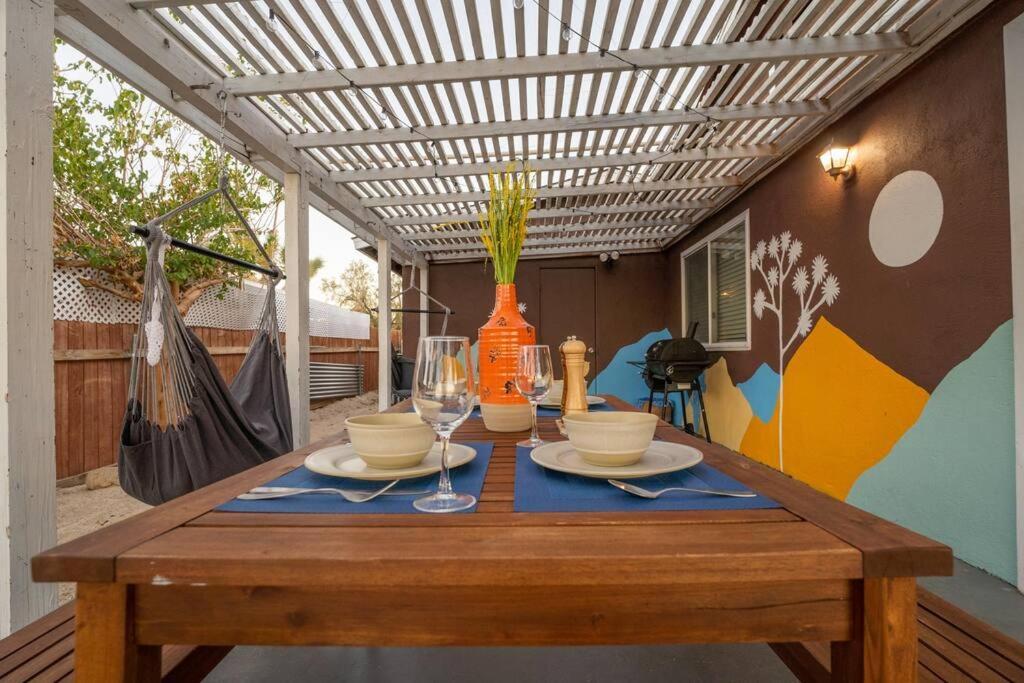 Palm Vista Retreat *Hot Tub/Cowboy Pool/Hammocks* Villa Joshua Tree Kültér fotó