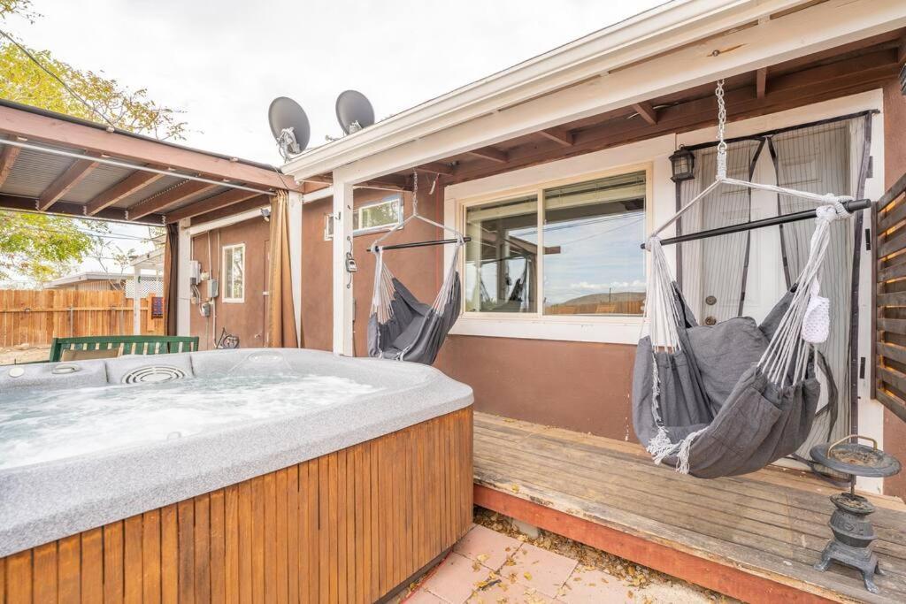 Palm Vista Retreat *Hot Tub/Cowboy Pool/Hammocks* Villa Joshua Tree Kültér fotó